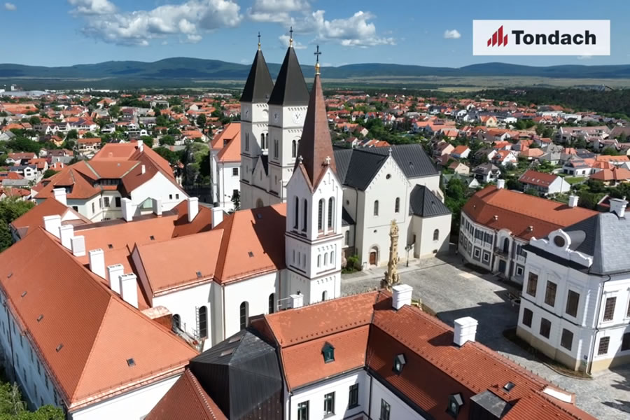 Tondach kerámia tetőcseréppel újultak meg a Veszprémi Vár épületei