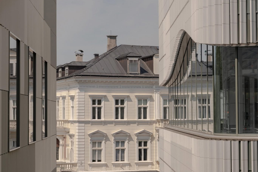 Transzparens homlokzatok és természetes fény a salzburgi Mozarteumban
