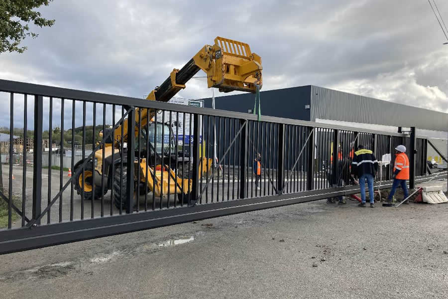 A kapu beemelése a gyárterületen A kapu beemelése a gyárterületen