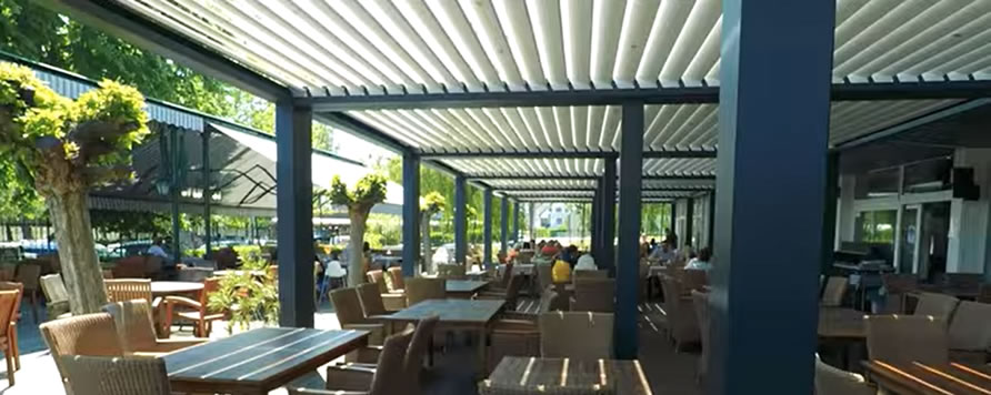 Umbroll bioklimatikus pergola a balatonfüredi Halászkert étteremben
