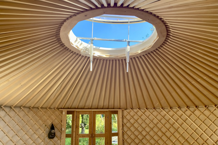 VELUX Commercial körkupola egy jurtán, egy Frankfurt melletti magánkertben