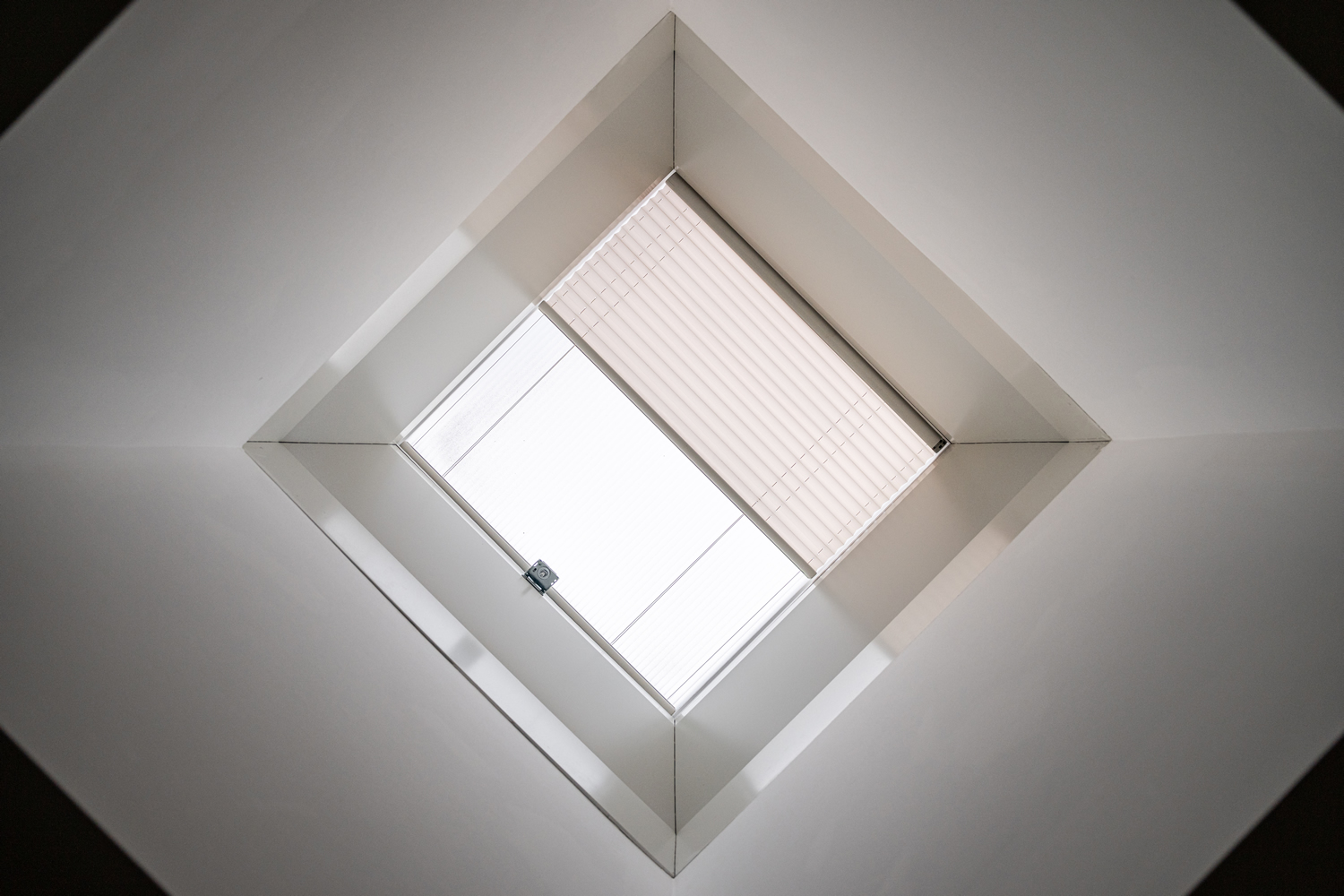 VELUX Commercial árnyékolási megoldások az új budapesti Lamborghini autószalonban