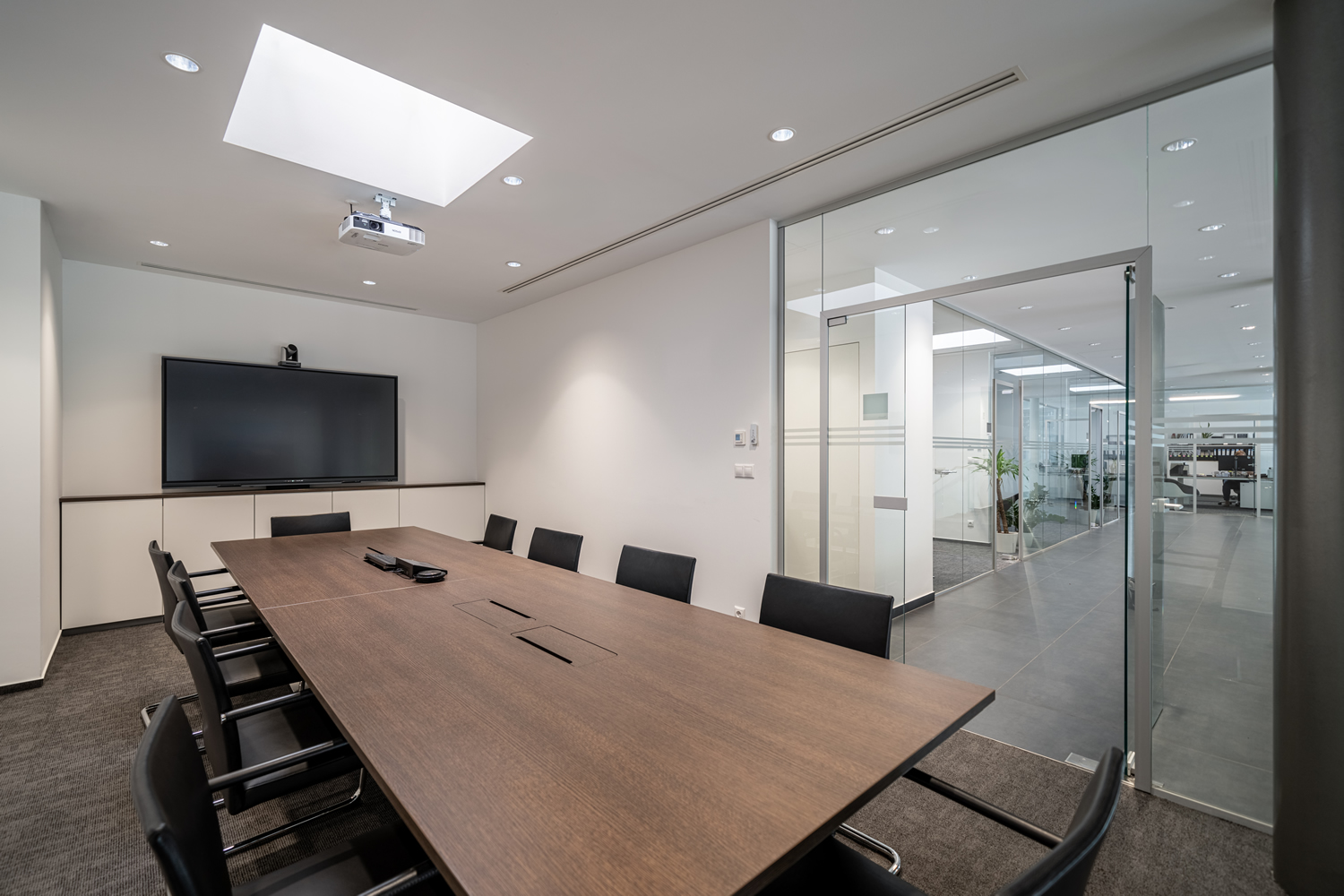 VELUX Commercial kupola a Lamborghini autószalon tárgyalóterme fölött