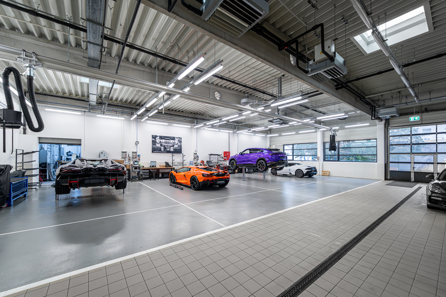 VELUX Commercial kupolák a Lamborghini autószalon gépkocsiszervize fölött