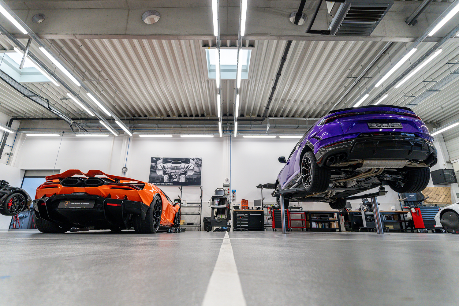 VELUX Commercial kupolák a Lamborghini autószalon gépkocsiszervize fölött