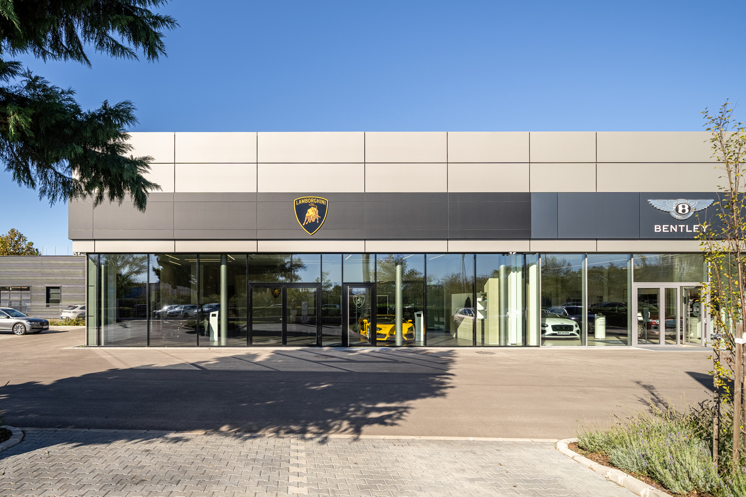 Az új budapesti Lamborghini autószalon bejárata
