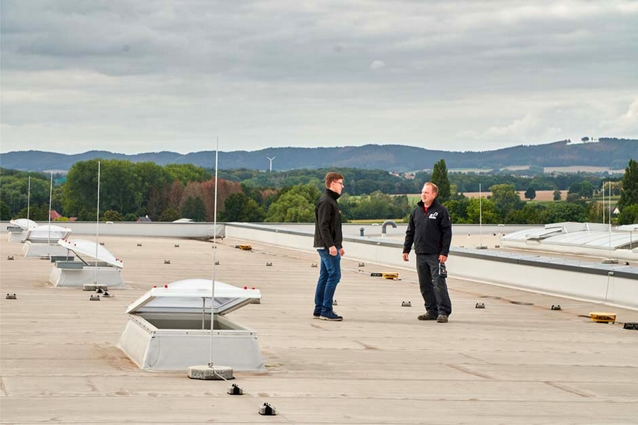 VELUX Commercial felülvilágítók a Koenig & Bauer Kammann GmbH ipari épületén