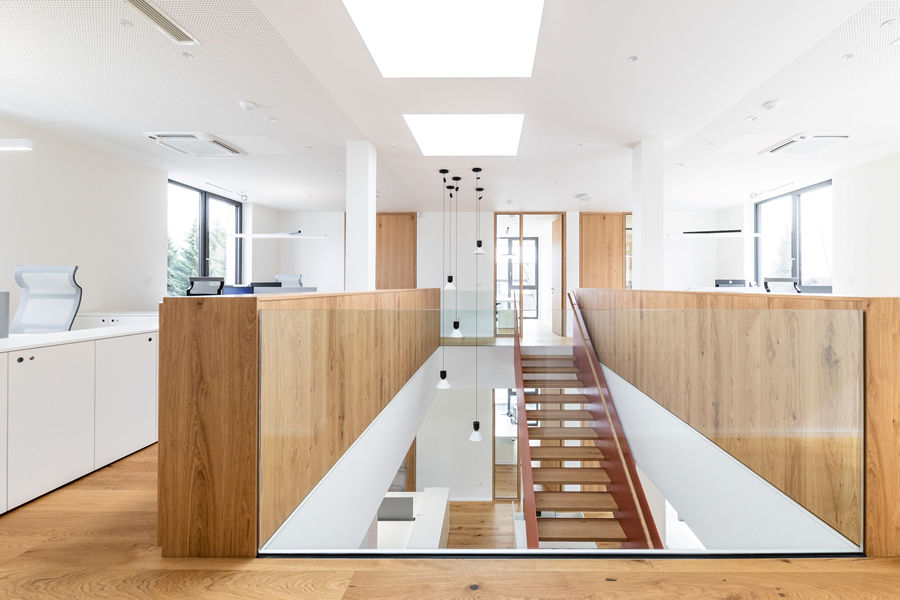 VELUX lapostetős felülvilágító ablakok egy szlovéniai irodaházban