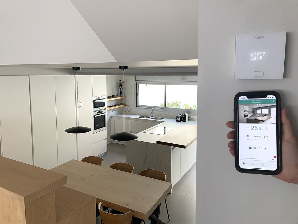 NEA SMART 2.0 helyiséghőmérséklet-szabályozó, a REHAU Indoor Climate központi eleme