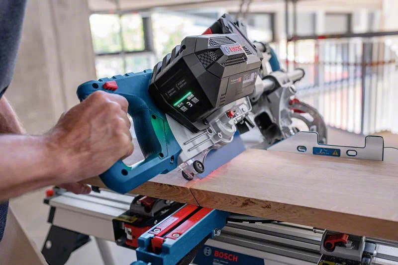 Bosch GCM 18V-216 DC Professional akkus leszabó és gérvágó fűrész