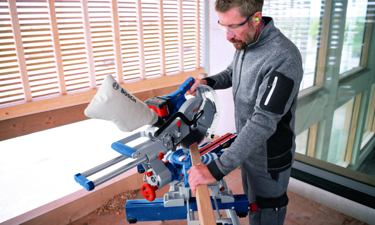 Bosch GCM 18V-254 D Professional akkus leszabó és gérvágó fűrész
