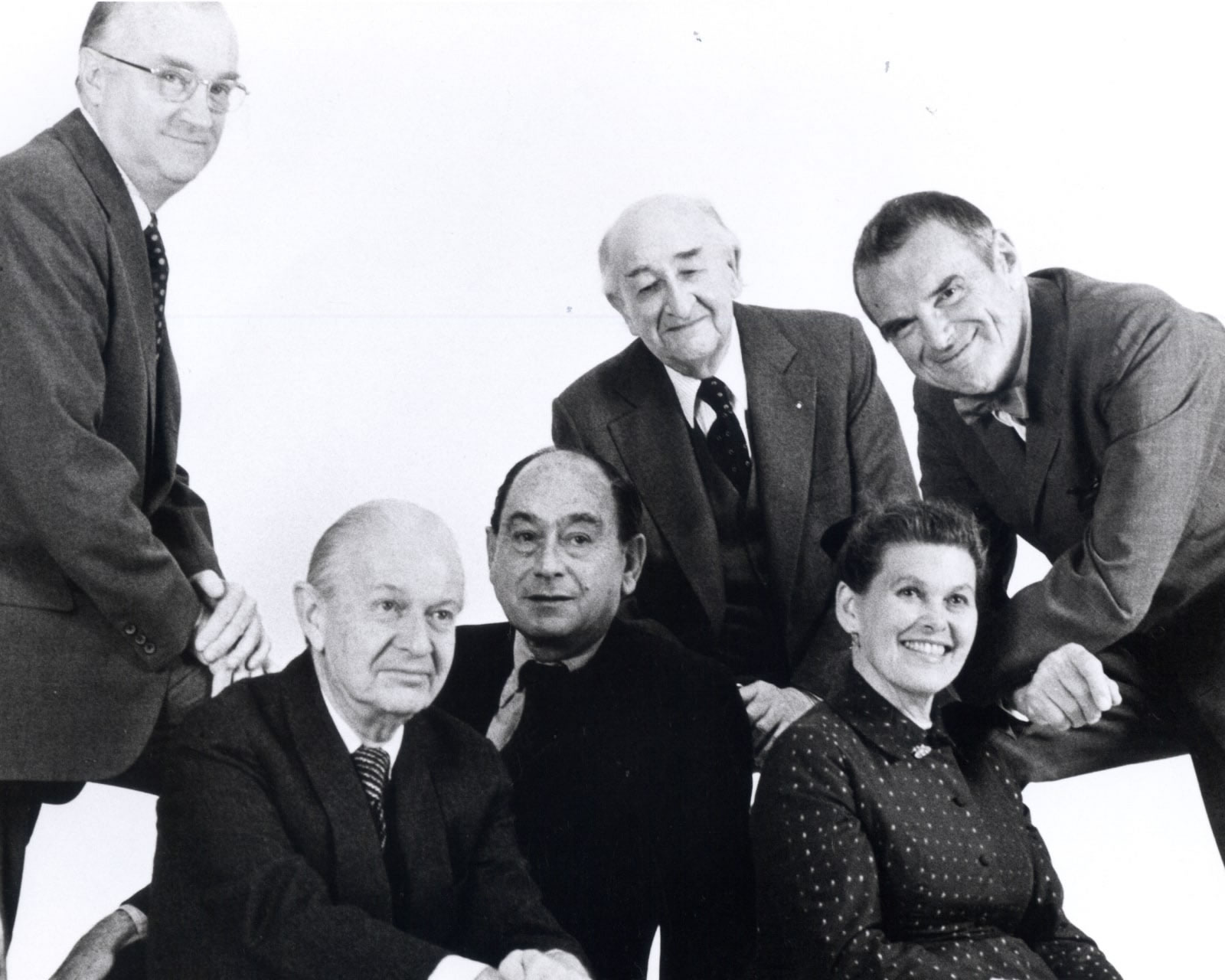 Az alapító D.J. De Pree (hátul, középen) George Nelson tervezési igazgatóval (ülve, középen) és az általuk felvett tervezők: Robert Propst, Alexander Girard, valamint Ray és Charles Eames Az alapító D.J. De Pree (hátul, középen) George Nelson tervezési igazgatóval (ülve, középen) és az általuk felvett tervezők: Robert Propst, Alexander Girard, valamint Ray és Charles Eames