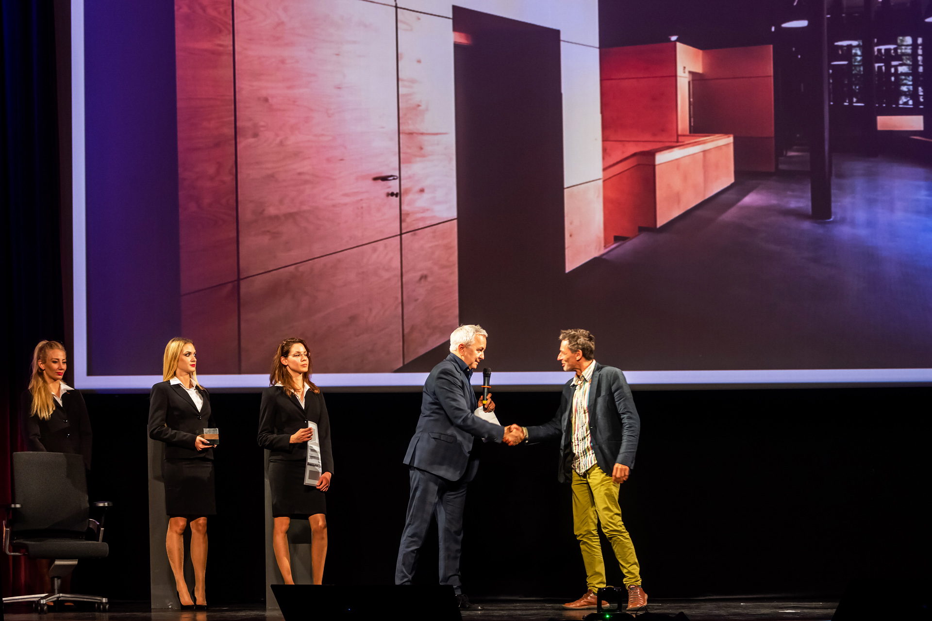 Europa Design Belsőépítészeti Különdíj – Benczúr-Weichinger Studio – Normafa Kapuja Látogatóközpont – díjátadó: Feuertag Ottó / Europa Design – fotó: Építészfórum