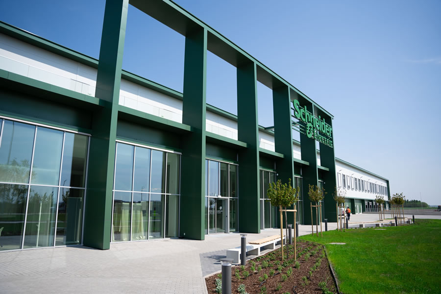 Növeli európai termelési kapacitását a Schneider Electric: új okosgyárat nyitottak Magyarországon