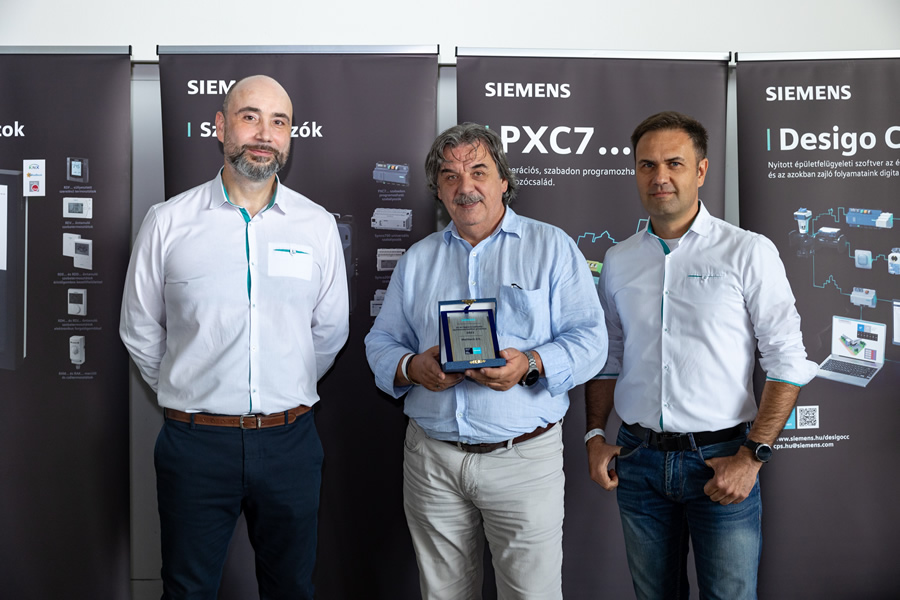 Az év leginnovatívabb épületautomatikai projektje (2022) díjat a Welltech ZRt. képviselője vette át a Siemens Zrt. munkatársaitól Az év leginnovatívabb épületautomatikai projektje (2022) díjat a Welltech ZRt. képviselője vette át a Siemens Zrt. munkatársaitól