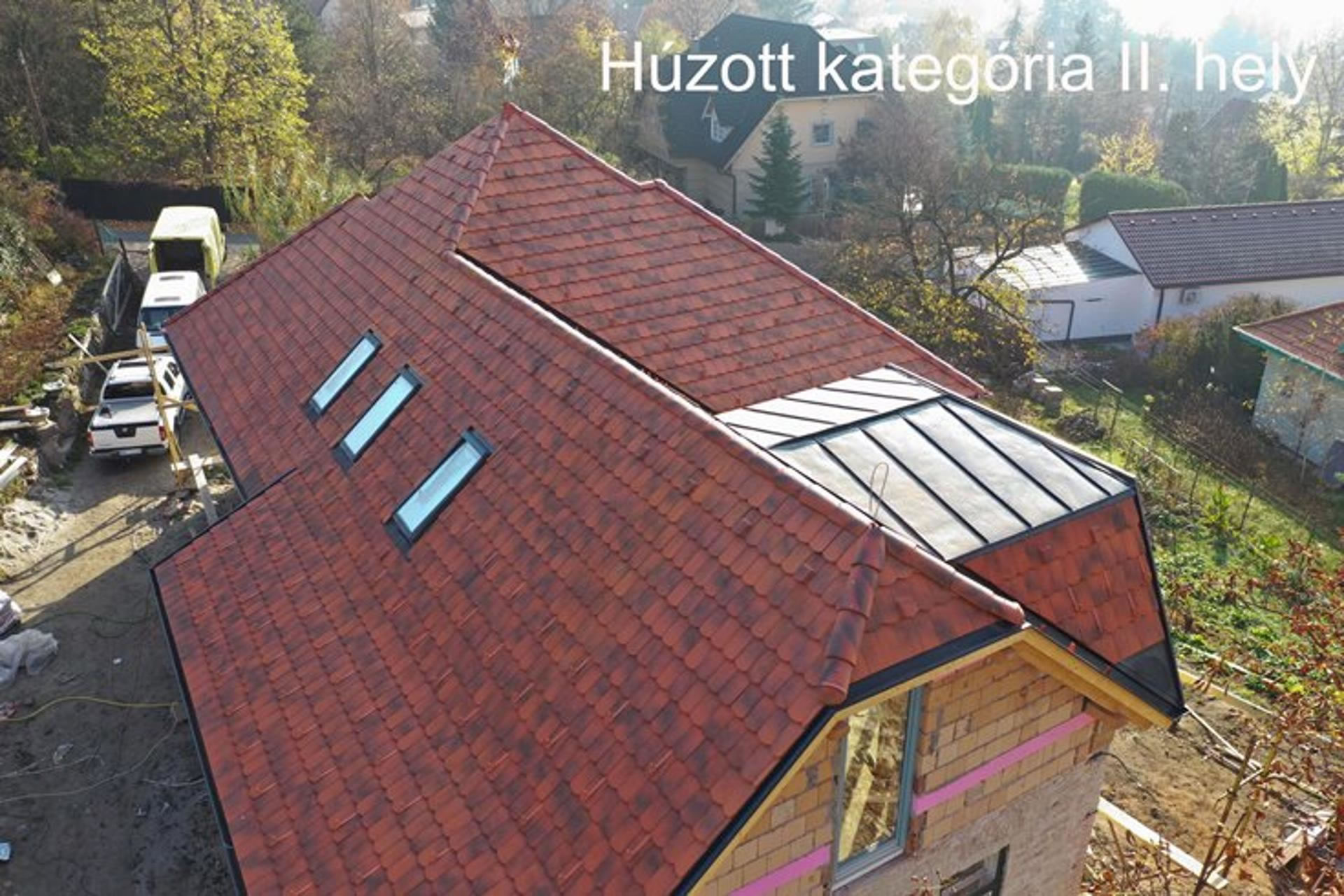 Hogyan kerül a cserép a homlokzatra? - Átadták a 2018-as Tondach Tetőfedő Rangadó pályázat díjait