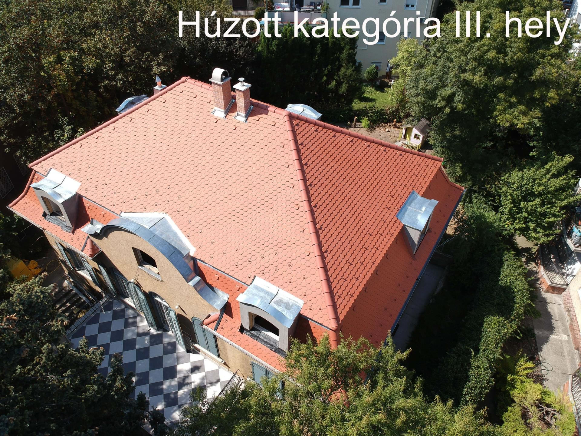 Hogyan kerül a cserép a homlokzatra? - Átadták a 2018-as Tondach Tetőfedő Rangadó pályázat díjait
