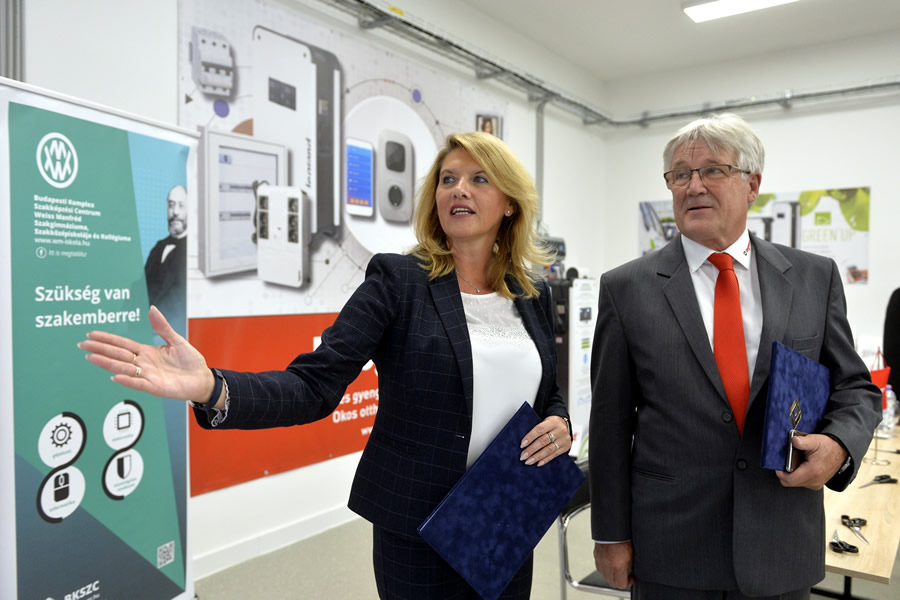 Megnyílt az új Legrand Csepeli Bemutatóterem