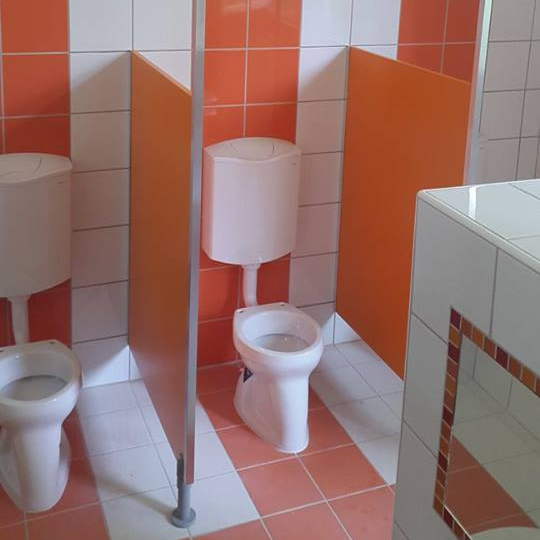 SVM felső összekötésű óvodai WC válaszfalak