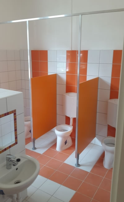 SVM felső összekötésű óvodai WC válaszfalak