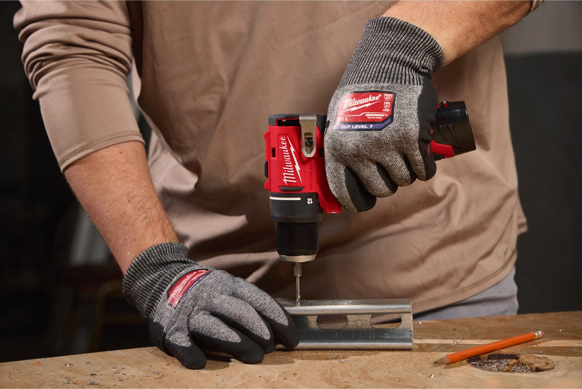 MILWAUKEE M12™ kompakt szénkefe nélküli fúrócsavarozó