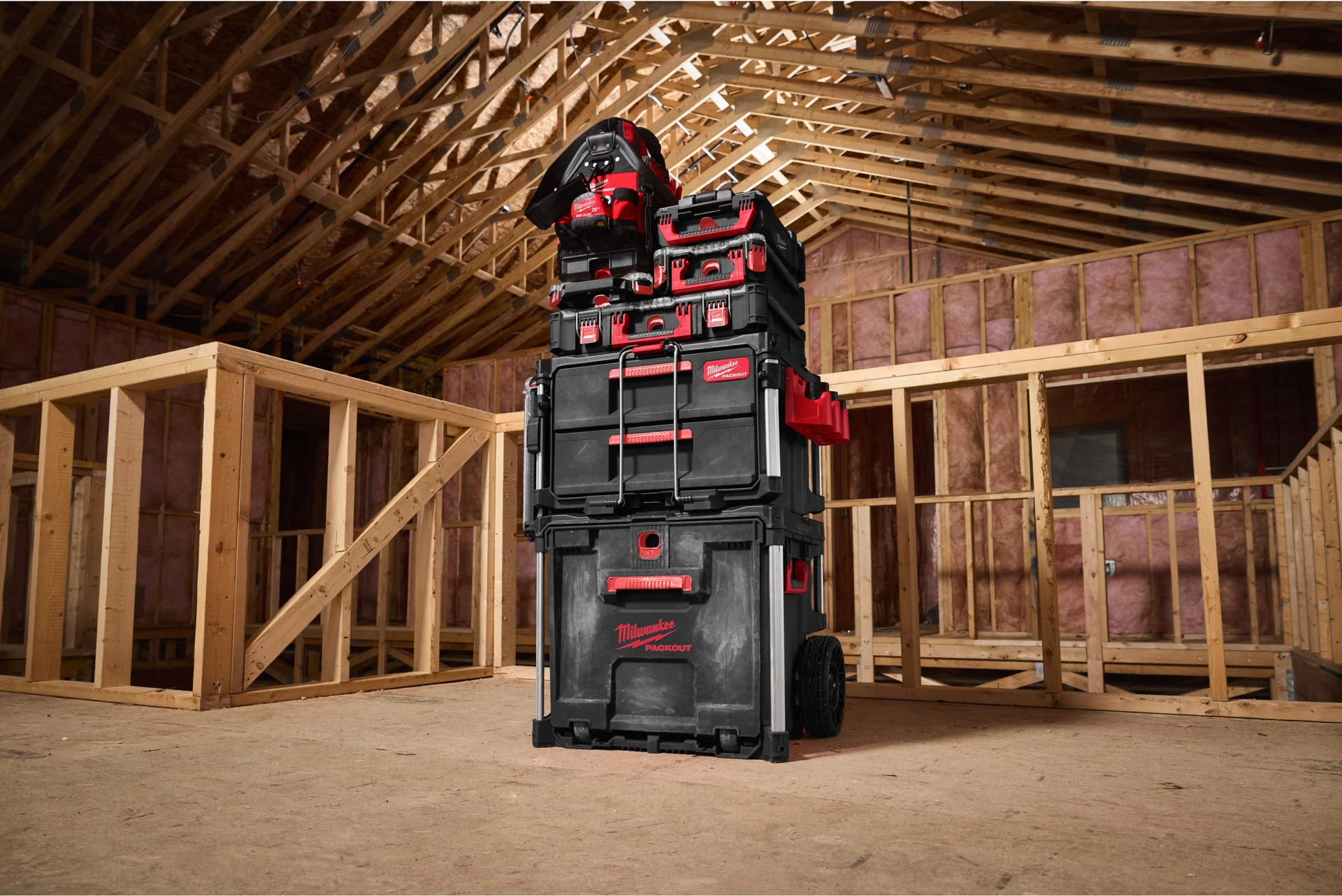 MILWAUKEE PACKOUT™ gurulós tároló láda fiókos