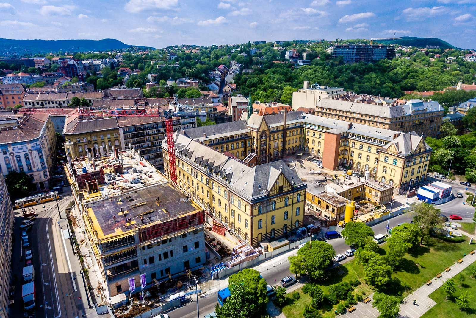 Az intézmény egy új hotelszárnyat és egy központi épületet kap, a műemléki épületet pedig felújítják Az intézmény egy új hotelszárnyat és egy központi épületet kap, a műemléki épületet pedig felújítják