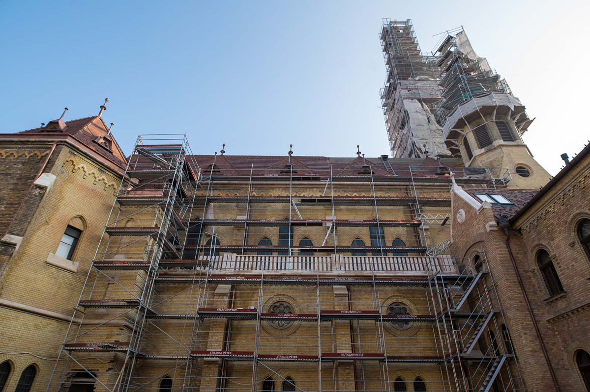 A budapesti karmelita templom felújítása a biztonságos Layher állványokkal