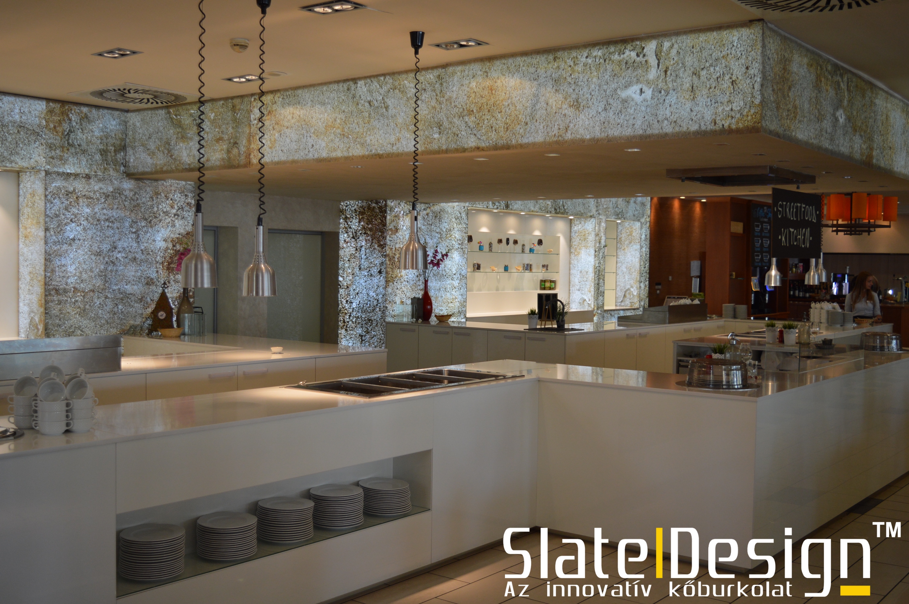 Átvilágítható Slate Design kőfurnér burkolatok alkalmazása szállodákban