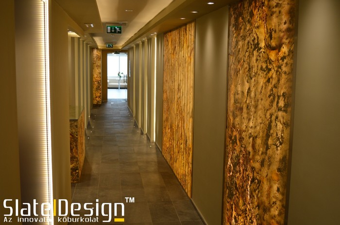 Átvilágítható Slate Design kőfurnér burkolatok alkalmazása szállodákban