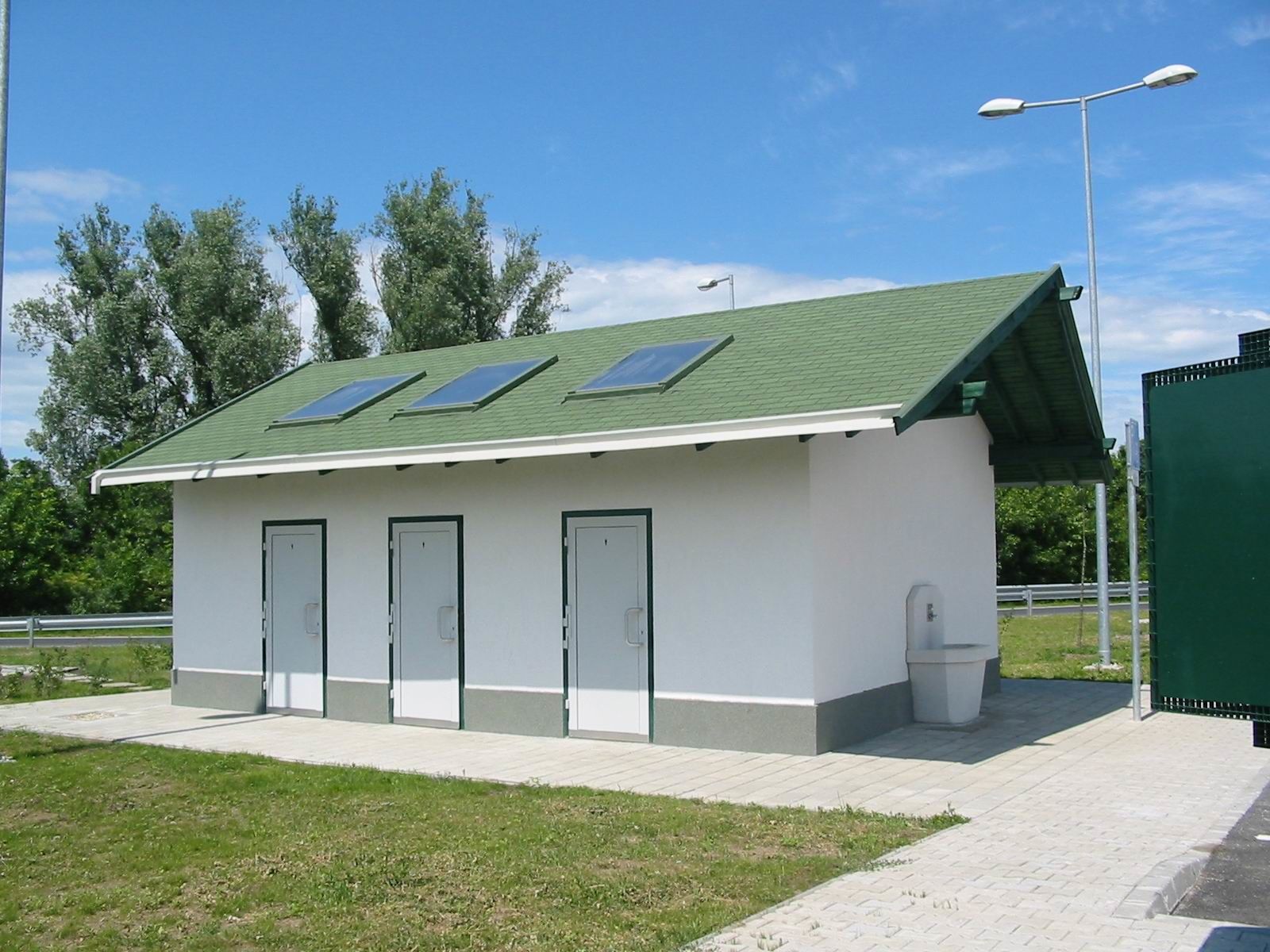 Közösségi mosdók beléptető rendszerei és vandálbiztos kialakítása B&K  termékekkel