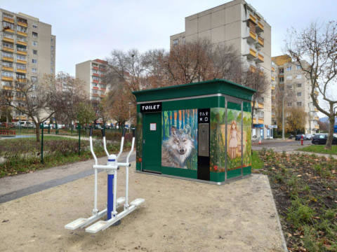 B&K közterületi nyilvános WC-k dekorációja