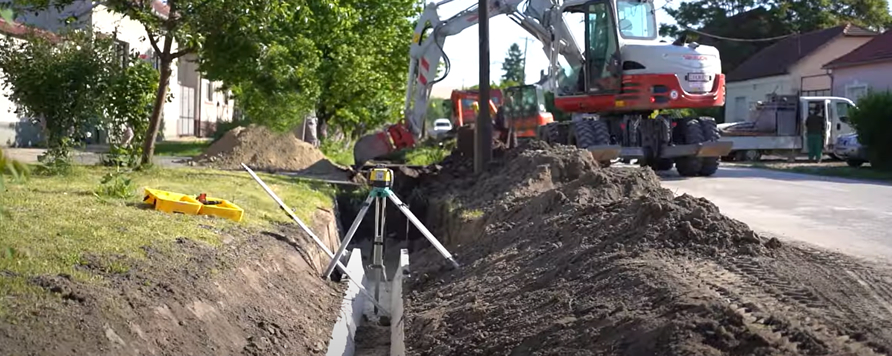 Csapadékvíz elvezető árok kialakítása Első Beton mederburkoló elemekkel