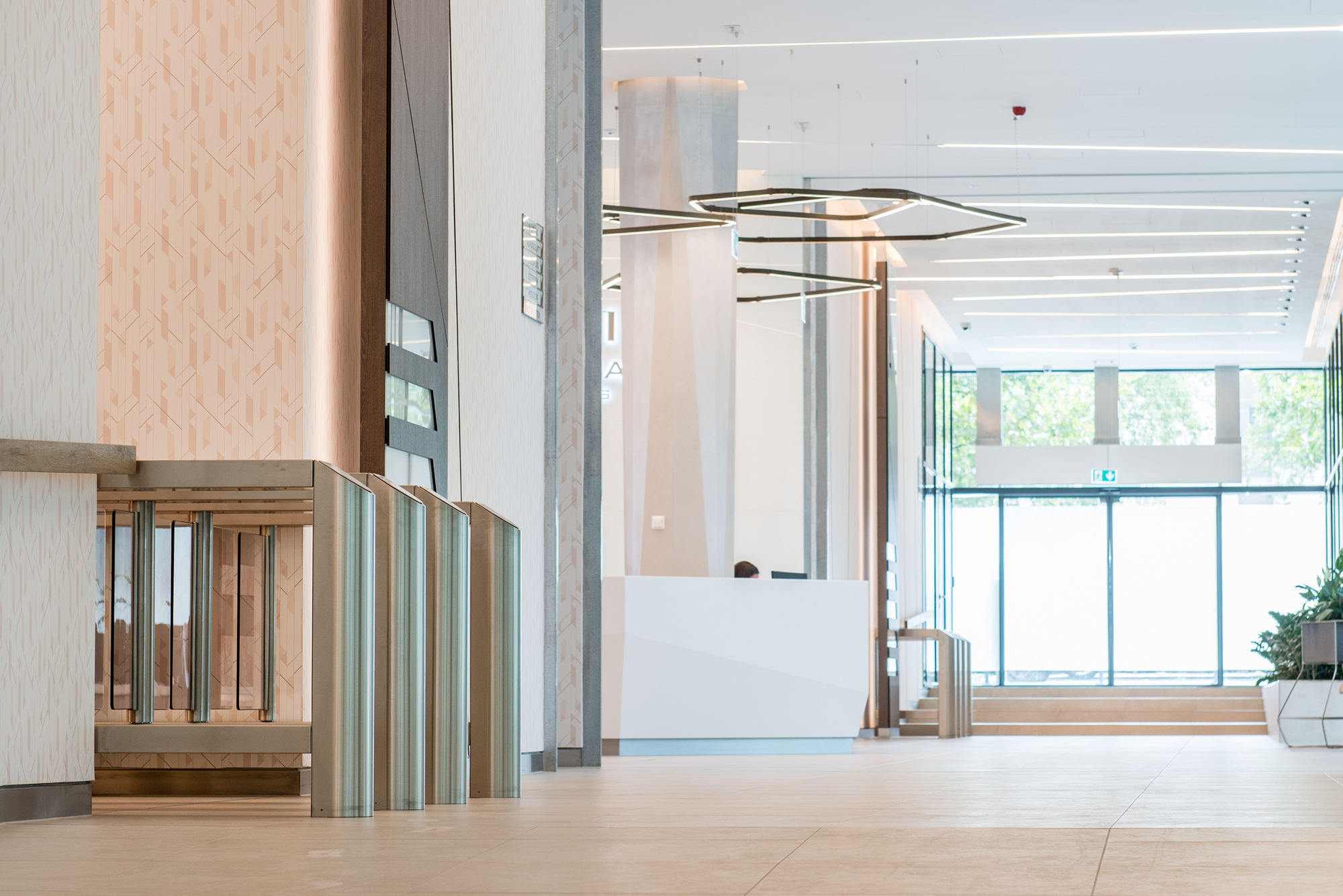 ST FLEX és ST PURE kétszárnyú ajtók, KTV forgóajtó, valamint HSB-E02 beléptető gyorskapuk a Promenade Gardens irodaházban