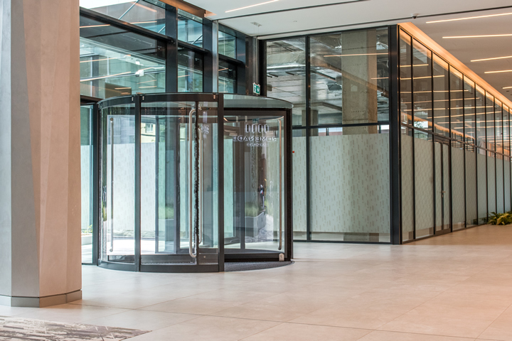 ST FLEX és ST PURE kétszárnyú ajtók, KTV forgóajtó, valamint HSB-E02 beléptető gyorskapuk a Promenade Gardens irodaházban