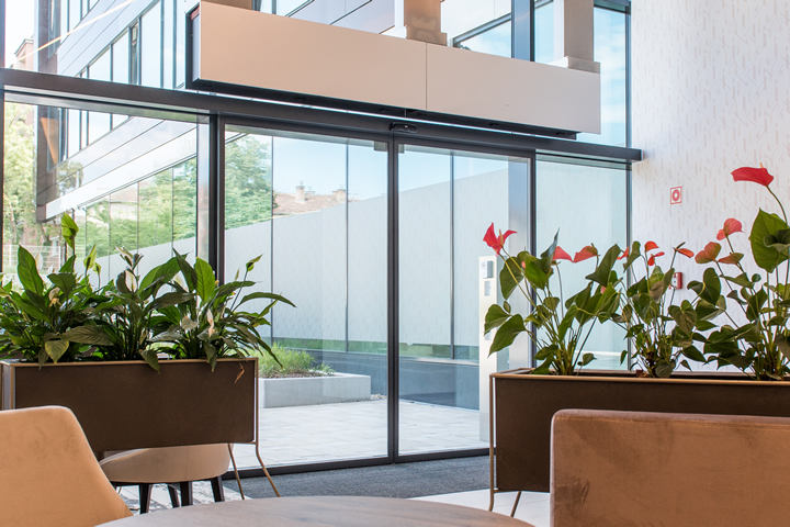ST FLEX és ST PURE kétszárnyú ajtók, KTV forgóajtó, valamint HSB-E02 beléptető gyorskapuk a Promenade Gardens irodaházban