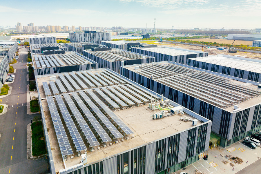 Erőmű a tetőn – Az alternatív energiaforrások hatása az épület külső burkára