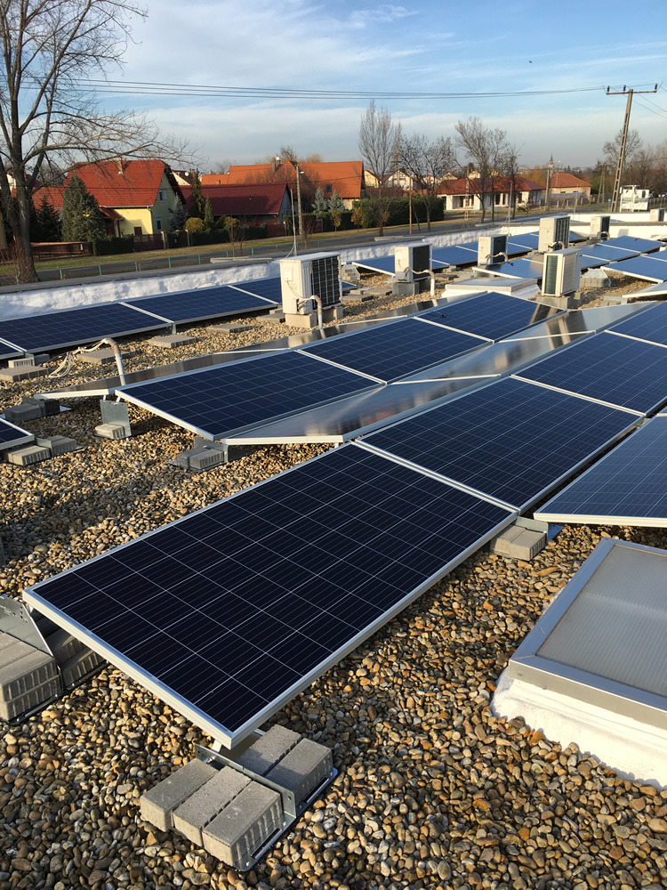 Yingli napelemek egy Mórahalmi biotechnológiai kutatóközpontban