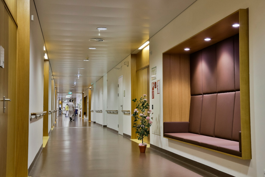 Folyosók álmennyezeti megoldásai függesztés nélkül