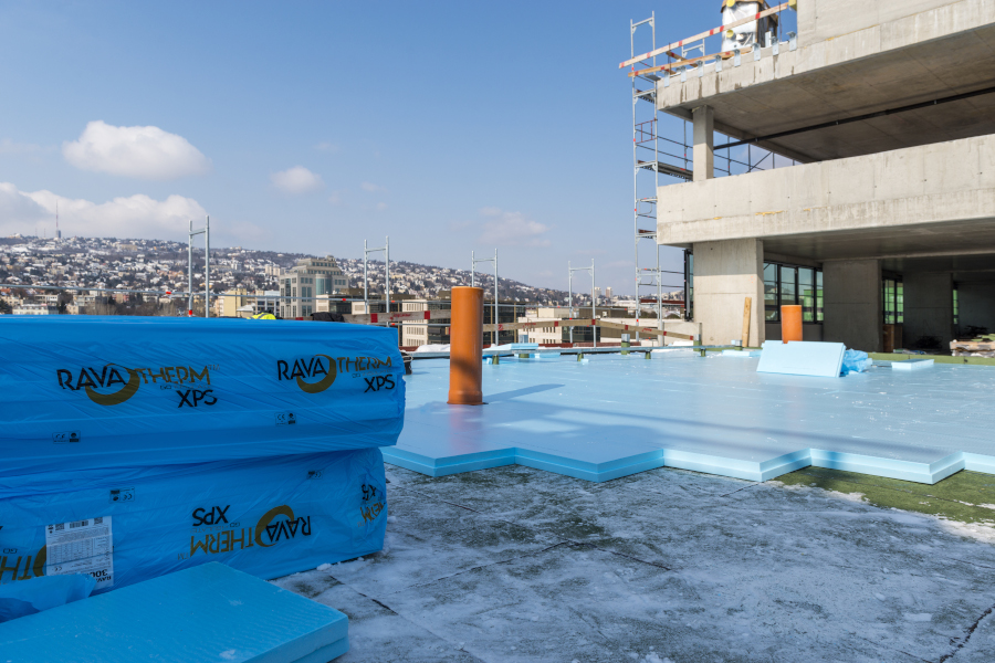 Fordított lapostető téli kivitelezése RAVATHERM XPS hőszigeteléssel