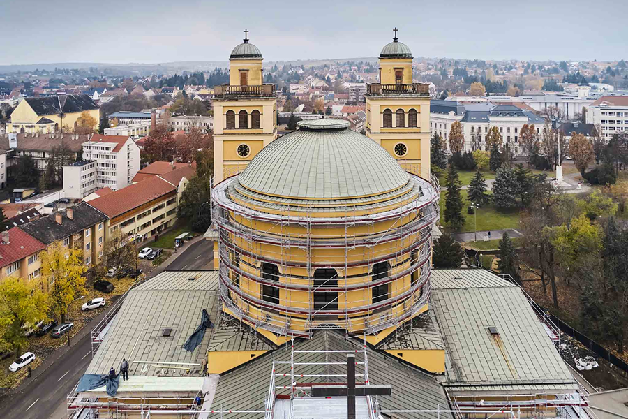 Különleges FPV drónfelvétel az Egri Bazilika állványozási munkálatairól