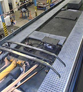 Csúszásmentes FRP rács került karbantartó járdaként a szegedi villamos tetejére