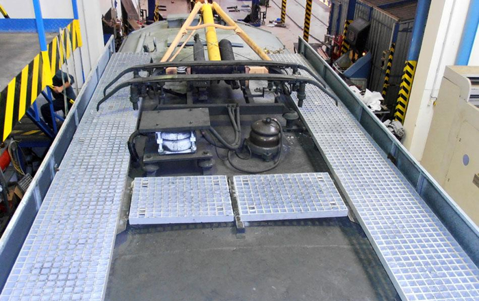 Csúszásmentes FRP rács került karbantartó járdaként a szegedi villamos tetejére