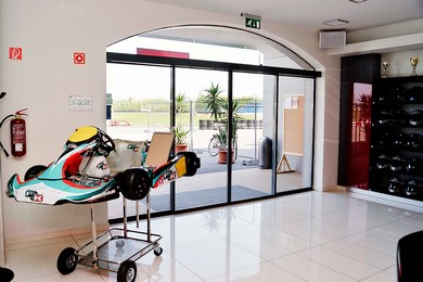 A Gokart projekt - exkluzív automata ajtók egy előkelő hotelben
