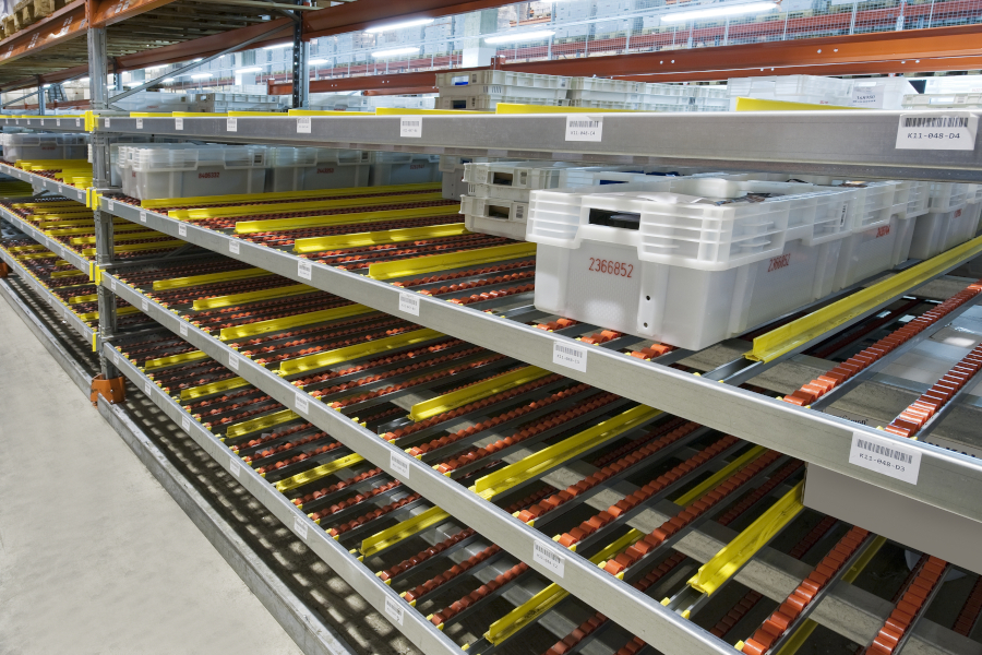 Gyorsabb raktári komissiózás és gördülékeny készletforgalom Dexion Carton Flow görgős átfutó állványrendszerrel