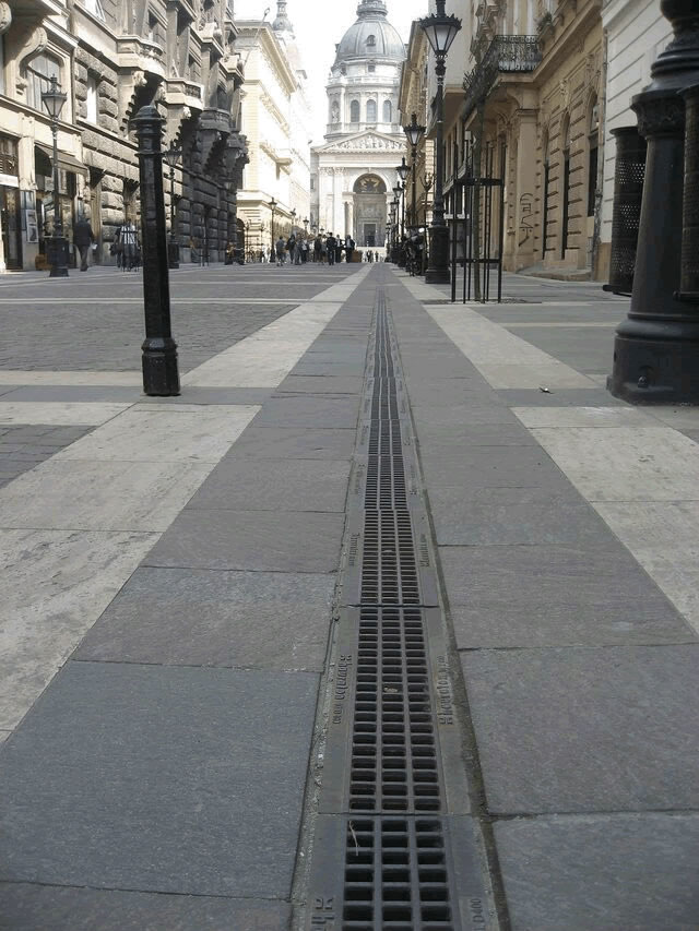 Hauraton folyókarács - Bazilika, Zrínyi utca, Budapest Hauraton folyókarács - Bazilika, Zrínyi utca, Budapest