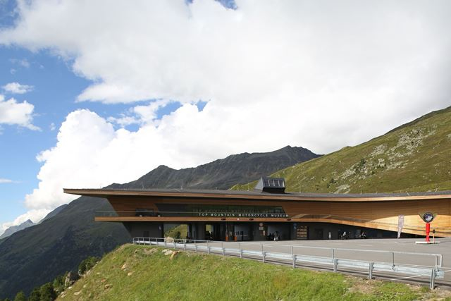 Hörmann termékek a Top Mountain  Crosspoint  motorkerékpáros múzeumban