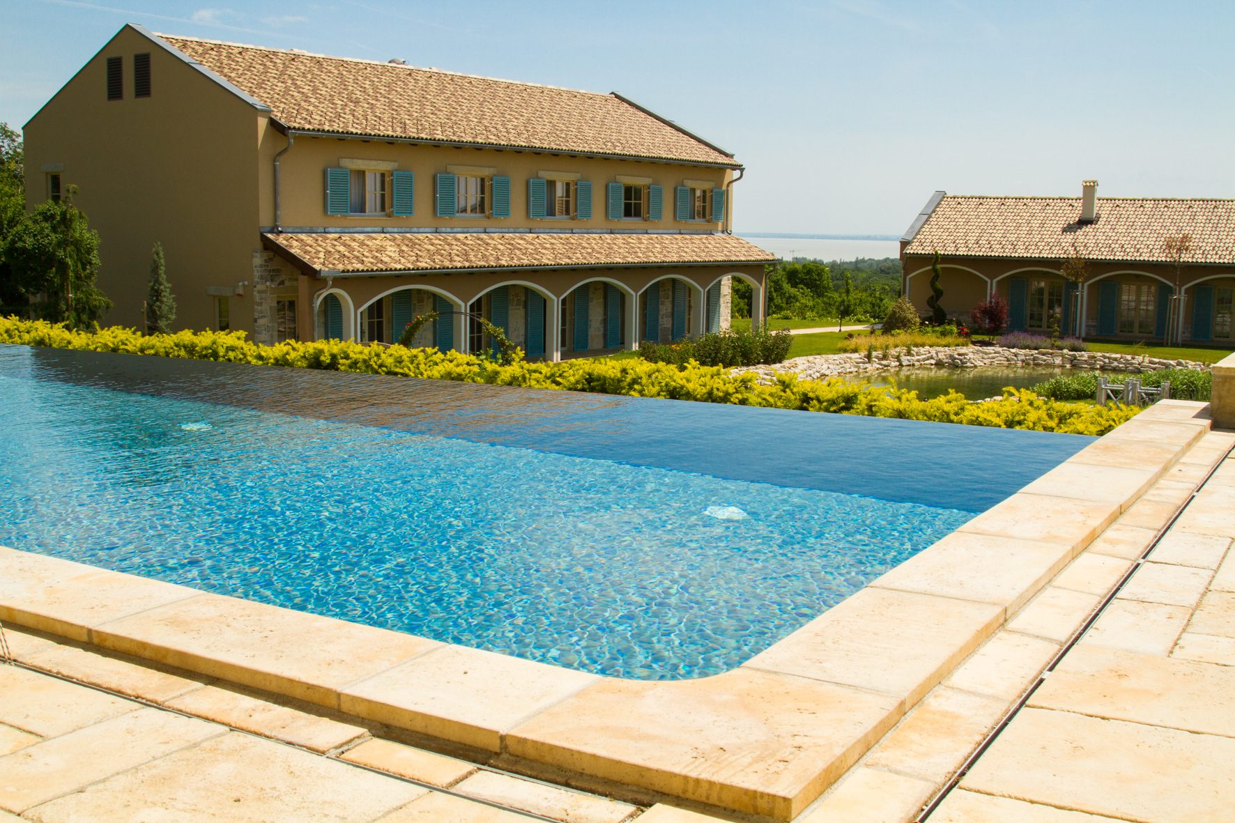 A Provence-i stílusú Hotel Vitae kül- és beltéri burkolatainál a Mapei segédanyagait alkalmazták