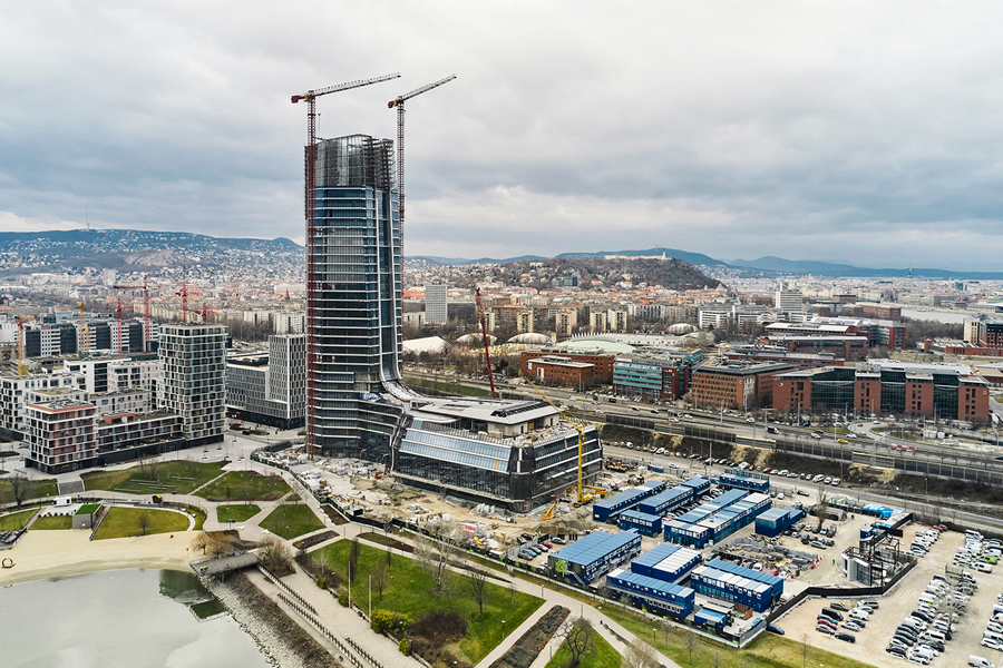 Különleges Layher állványokkal épül a MOL Campus