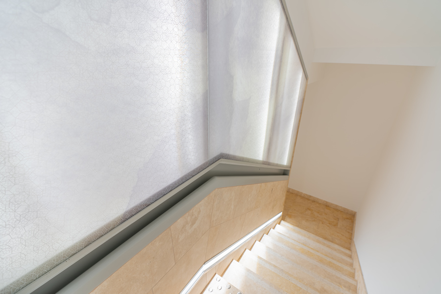 A lépcsőházban lévő LED világítás fényét a Luminari Glass üvegek szűrik